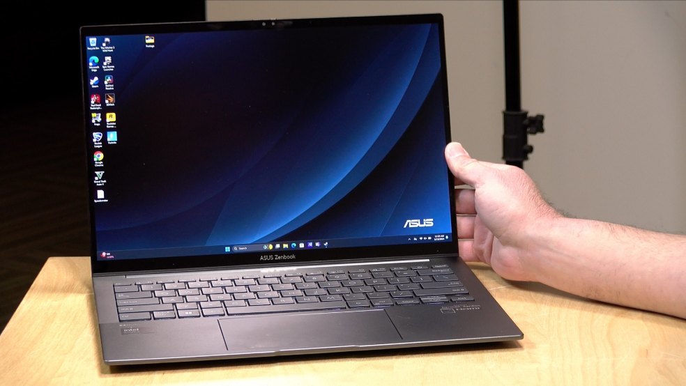 لپ تاپ ایسوس ۱۴ اینچی مدل Zenbook 14 OLED Q425MA (رم ۱۶ گیگابایتی، یک ترابایت هارد)
