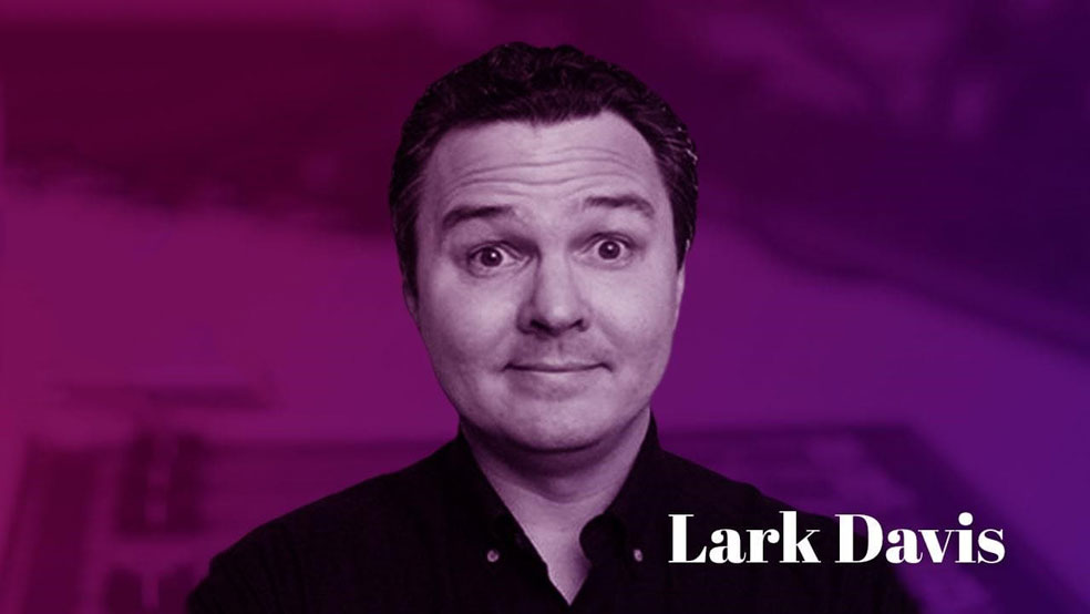 لورک دیویس (Lark Davis) - تحلیلگر و یوتیوبر